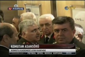 GÜVENLİK KURALI ES GEÇİLDİ: KOMUTANLAR AYNI ASANSÖRDE