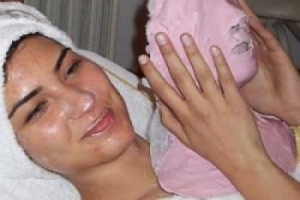 PEMBE MASKE İLE GÜZELLEŞİN