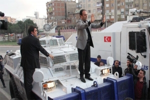 BAYDEMİR PANZERİN ÜZERİNE ÇIKTI