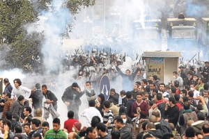 LONDRA'DA HALK POLİSLE ÇATIŞTI