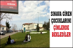 SINAVA GİREN ÇOCUKLARINI ÇİMLERDE BEKLEDİLER