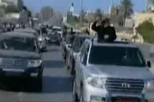KADDAFİ SOKAĞA ÇIKIP ARACIYLA TURLADI