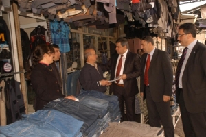 BAŞKAN KURTULAN ESNAFA DERGİ DAĞITTI