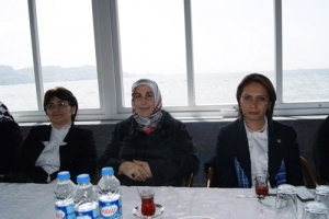 ARINÇ'IN EŞİ KADINLARLA BULUŞTU