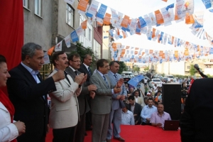ARINÇ'TAN MUHALAFETE ELEŞTİRİ