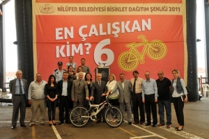 NİLÜFER BELEDİYESİ'NDEN ÖĞRENCİLERE KARNE HEDİYESİ BİSİKLET