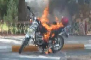 Polise kızdı, motosikleti yaktı
