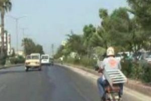 Motorsikletle merdiven taşıdı