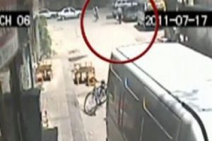 Kafasına güneş enerjisi paneli işte böyle düştü