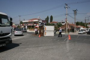 Kamyonetin kasası yola uçtu facia teğet geçti