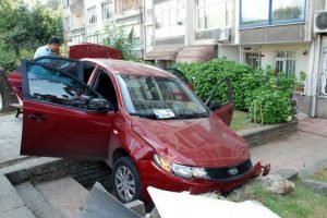Otomobil otobüs durağına daldı!