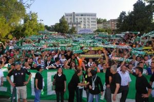 Bursaspor taraftarı siyah tişörtlerle stada yürüdü