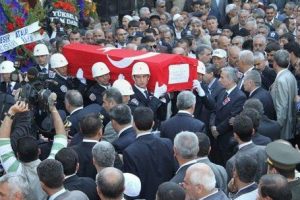 Şehidin bayrağını iade etti