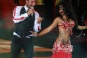 Tarkan dansözle sahneye çıktı