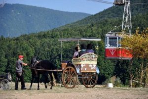 Arap turistlerin teleferik manzaralı fayton keyfi
