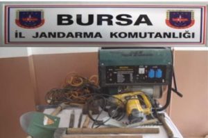 Mağarada kazı yapan definecilere suç üstü