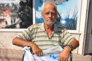 Akülü araba alabilmek için kapak topluyor