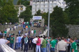 Taraftar maça kilitlendi