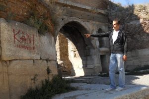 Antik tiyatro balicilerin mekanı oldu