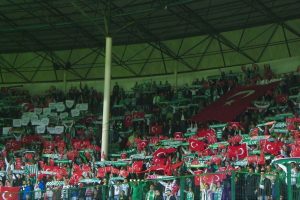 Atatürk Stadı'nda tribünler kırmızı-beyaz
