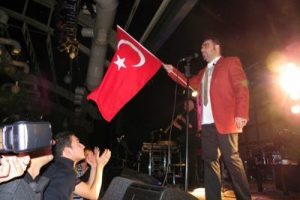 Yaşar Türk bayrağıyla Bursa'yı coşturdu, gözleri doldu