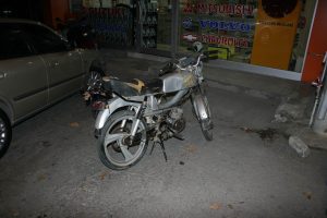 Plakasız motosiklet minibüs bekleyen yayalara çarptı