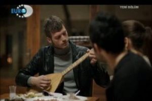 Kıvanç Tatlıtuğ saz çalıp türkü söyledi