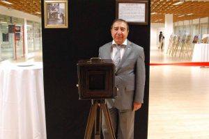 Asırlık fotoğraf makinesini müzeye bağışladı