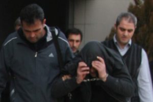 Kapıp kaçtığı paraları harcayamadan yakalandı