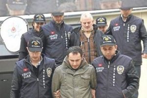 Kafede öpüşen genci öldürdü
