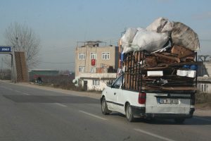 Kendisi küçük, yükü büyük