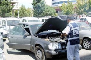 Yurt dışından getirdiği otomobile sahte plaka taktı