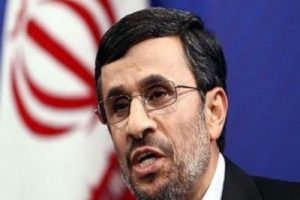 Bu kez Ahmedinejad'a fırlattılar