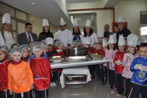 Minikler aşure pişirdi