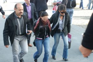 Kız kardeşini pazarladığı iddiasıyla gözaltına alındı