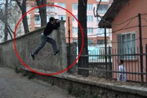 Parası olan kapıdan olmayan duvardan