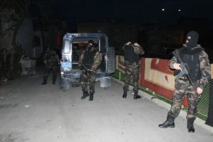 Uyuşturucu satıcılarına şafak baskını