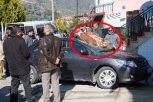 Arabanın üzerine çakıldı
