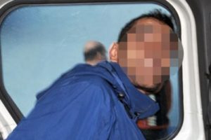 13 yaşındaki kızla arabada yakalandı