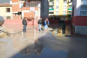 okul bahçeleri yıkandı
