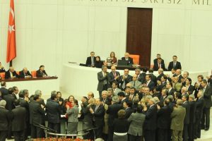 chp tbmm kürsüsünü işgal etti