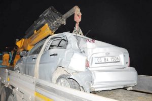 otobüsün çarptığı otomobilde 3 öğretmen yaralandı