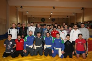 güreşçiler şampiyonluk için mindere çıkıyor 