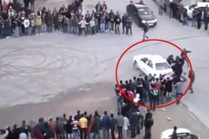 Otomobiliyle kalabalığın arasına daldı