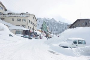 Zirvede onlarca araç kar altında kaldı
