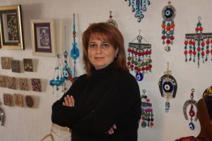 Koza kabuklarını sanat eserlerine dönüştürüyor