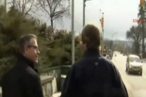 Muhabir direğe böyle tosladı