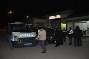 Cezaevi önünde polisi vurup tutukluyu kaçırdılar