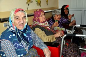 Hayatlarının son baharında karanfilleri hasretle kokladılar