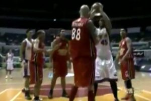 Topu rakibin kafasına patlatınca spiker gülmekten kırıldı